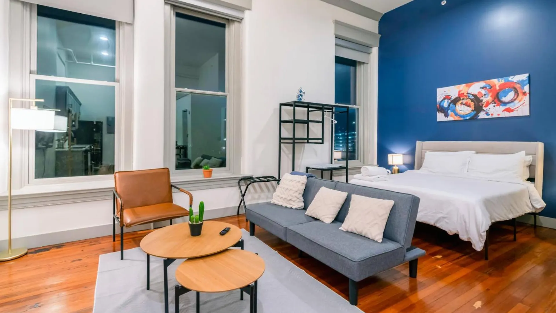 Bright And Modern Studio In Louisville # 406